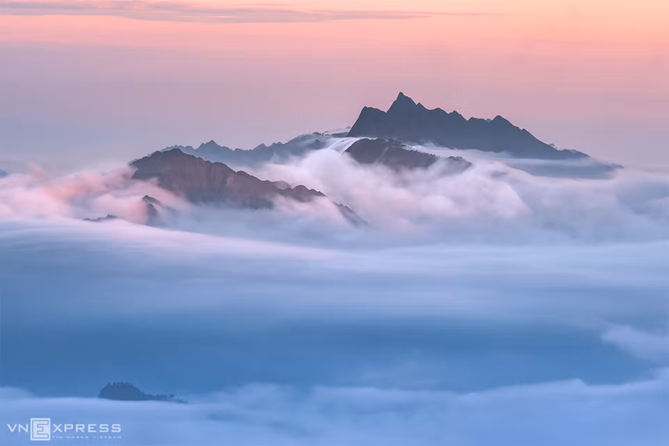 斜处原始森林神秘之美迷住了旅游爱好者。斜处峰云海涨潮，大山漂浮在“云海”之上。图自vnexpress.net 摄影家陈文灵摄