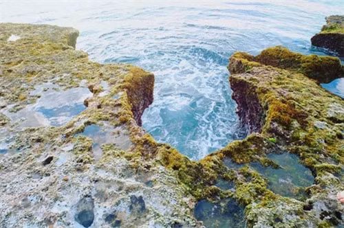 当太阳升起时，海水退去露出十分美丽的风景（图片来源：vnexpress.net）