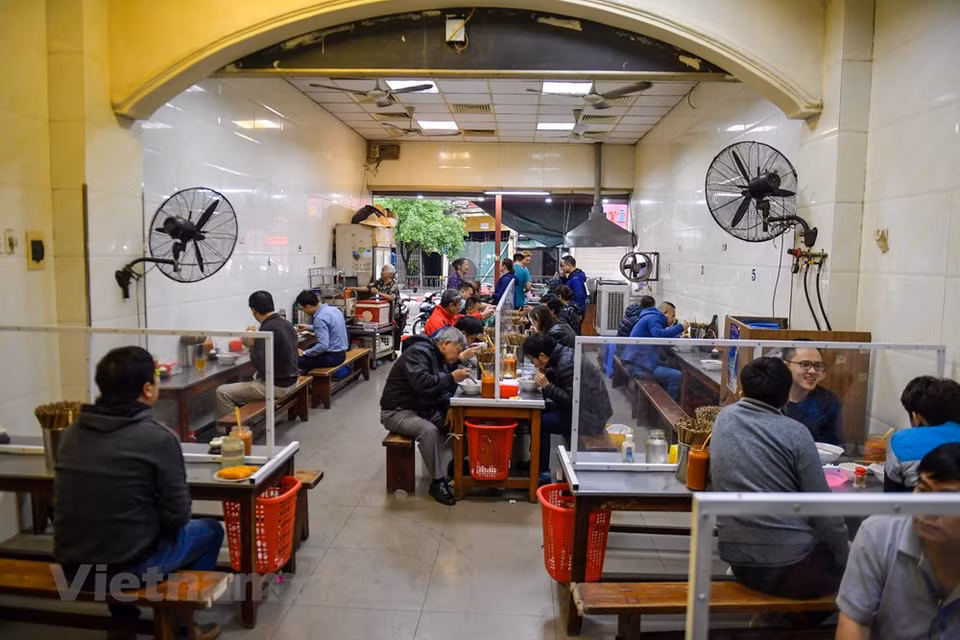 为了准备数百碗河粉来服务食客，许多店老板从凌晨1-2点起来，为重新营业做好准备。 图自越通社