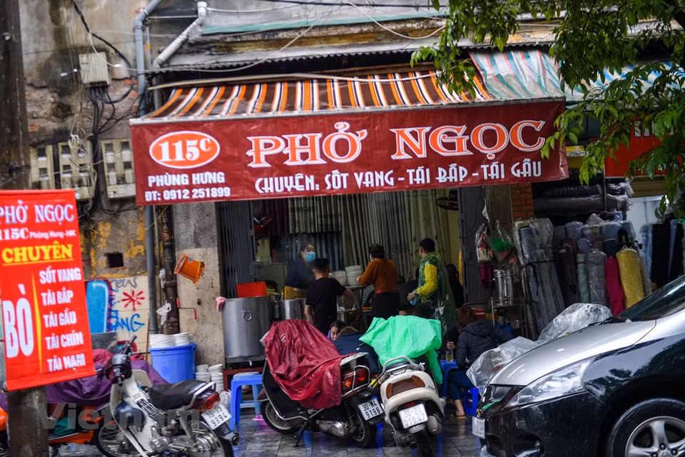 在其他河内著名的河粉店，客人数量也没有平日多。 图自越通社