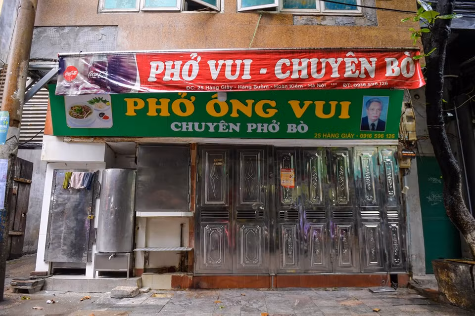河内市放宽社会距离措施的第二天，河内许多著名河粉店尚未开门。 图自越通社