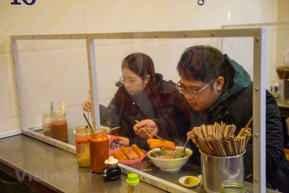 对于许多河内人来说，在三周实行社会距离后再次品尝河粉是个巨大的乐趣。 图自越通社