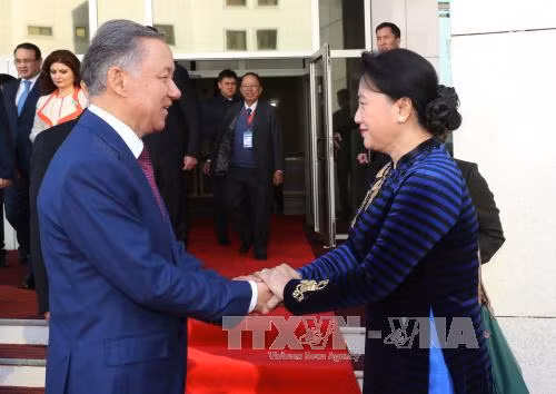 越南国会主席阮氏金银欢迎仪式在哈萨克斯坦议会下议院大厦举行。（图片来源：越通社）