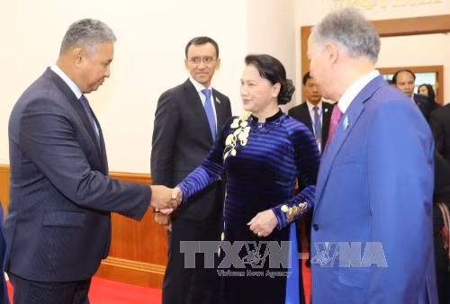 越南国会主席阮氏金银欢迎仪式在哈萨克斯坦议会下议院大厦举行。（图片来源：越通社）