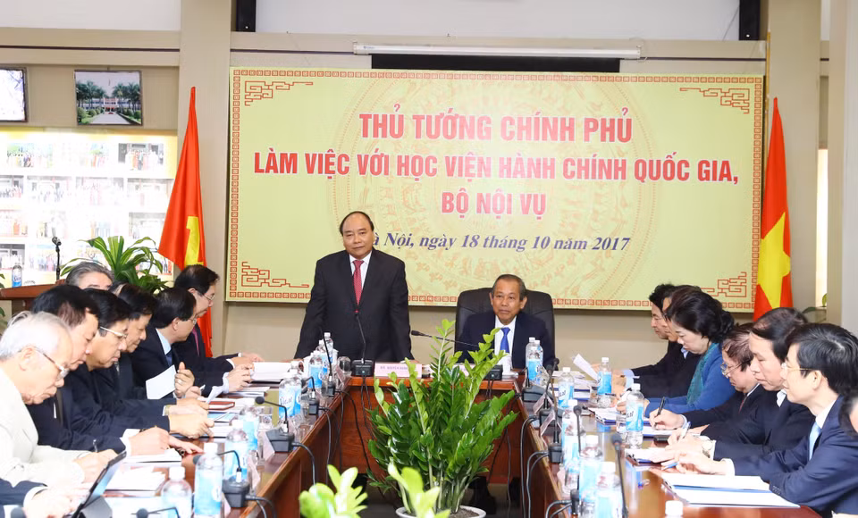阮春福与国家行政学院领导举行工作会谈。（图片来源：越通社） 
