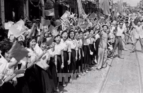 资料片：首都市民欢乐迎接解放军。（图片来源：越通社）