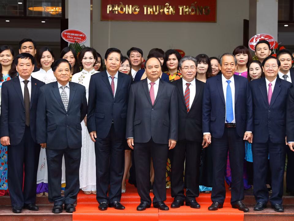 阮春福与国家行政学院师生合影。（图片来源：越通社）