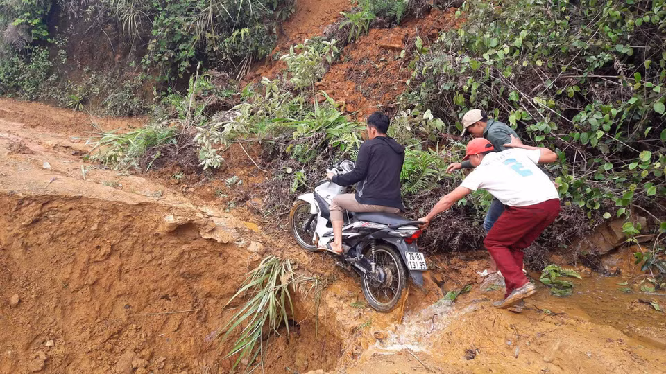 持续暴雨导致多地山体滑坡。（图片来源：越通社）