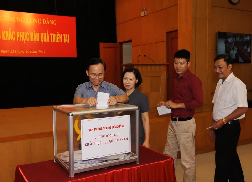 越共办公厅为水灾灾民举行募捐活动。（图片来源：越通社）