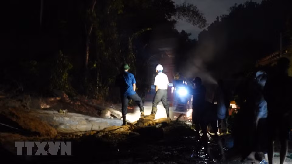 职能力量尽快开通进入茶棱乡发生泥石流事故区域的道路。越通社记者 伟诗 摄