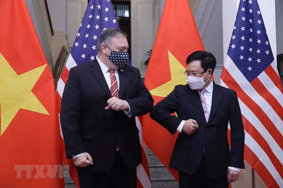 政府副总理兼外长范平明主持仪式，欢迎美国国务卿蓬佩奥对越南进行正式访问。蓬佩奥此行是在越美两国纪念建交25周年的背景下进行的，再次肯定两国互信。这是两国努力培育的美好未来。越通社记者 林庆 摄