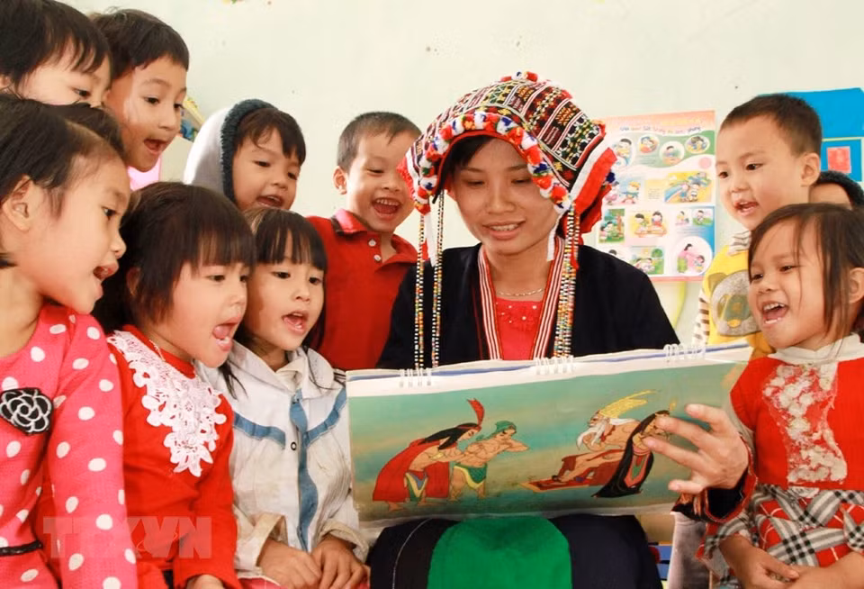 富寿省安立县山丘地区各位女教师每天都来学校给学生上课。越通社记者 忠坚 摄
