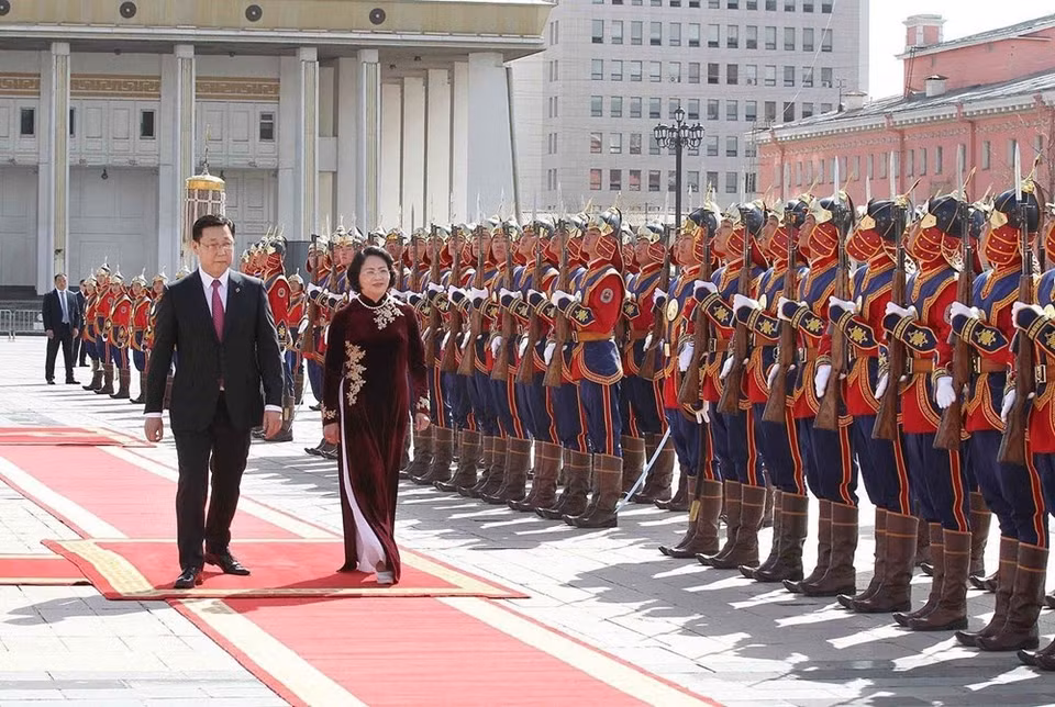 蒙古国总理扎尔格勒图勒嘎•额尔登巴特主持仪式，欢迎越南国家副主席邓氏玉盛于2017年5月对蒙古进行正式访问。越通社记者 光海 摄