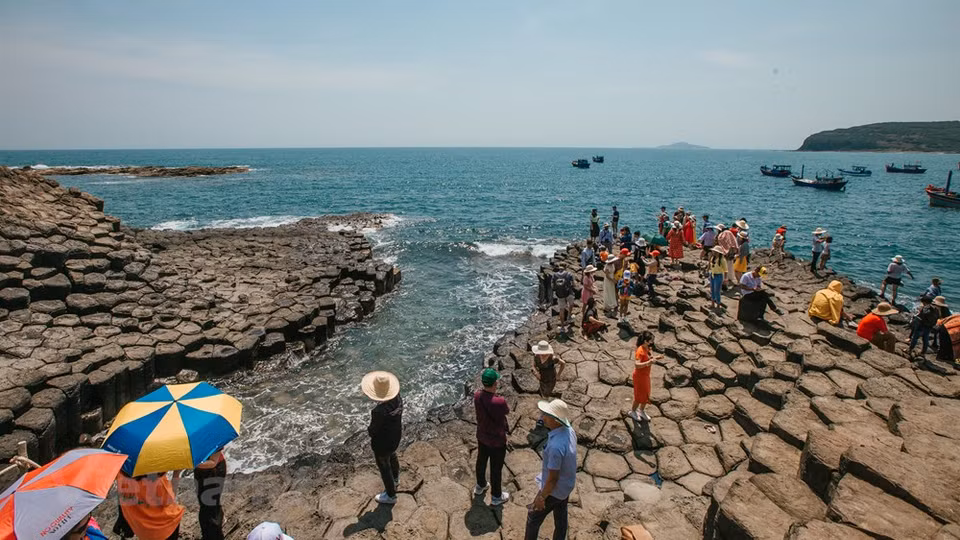 据科学家考察称，石盘滩的石块属岩浆石头，距今2亿年前，距现在石盘滩位置约30公里的云和高原（即富安）的火山活动过程形成的。岩浆从火山口喷出遇冷海水硬化，起化学作用使这些已硬化的岩石自然分裂成块，却分裂得十分完美而造成了如此新奇景观。图片来源：Vietnam+