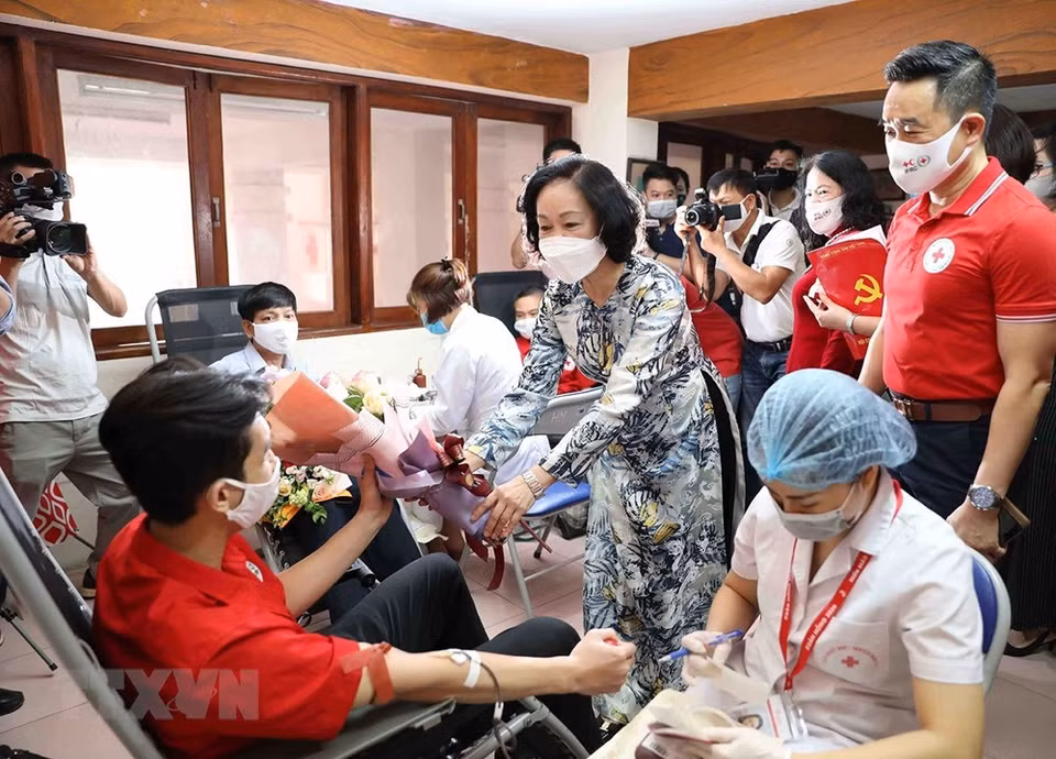 越共中央民运部部长张氏梅在2020年人道主义月启动仪式上向献血者赠送鲜花。2019年，她被越南《福布斯》杂志列入越南最具影响力的50位女性榜单。越通社记者 青松 摄