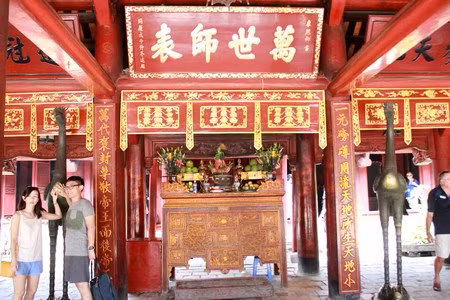 大成殿内供奉着孔子圣像。