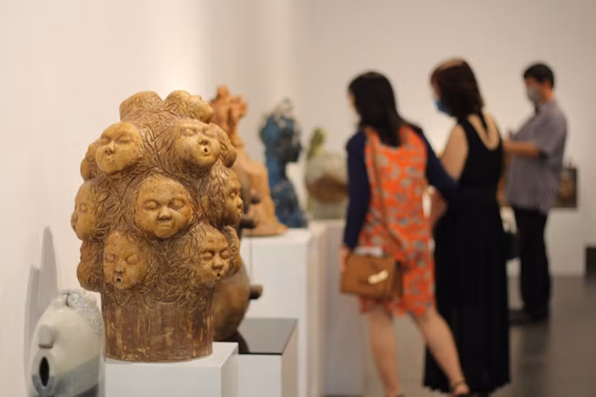 2021年越南艺术陶瓷展是一个专题展，旨在促进在当代生活中的陶瓷艺术发展。该展由越南文化体育旅游部美术、摄影和展览局20晚在河内美术博物馆举行。文化体育旅游部副部长、越南艺术陶瓷展指导委员会主任谢光东出席展览会开幕式。该展已向参观者推介众多独特、精美的陶瓷作品。尽管艺术陶瓷展在新常态下举行，但仍吸引众多观众前来参观，展现了全国各省市艺术家的创造力和美术价值。图自Vietnam+