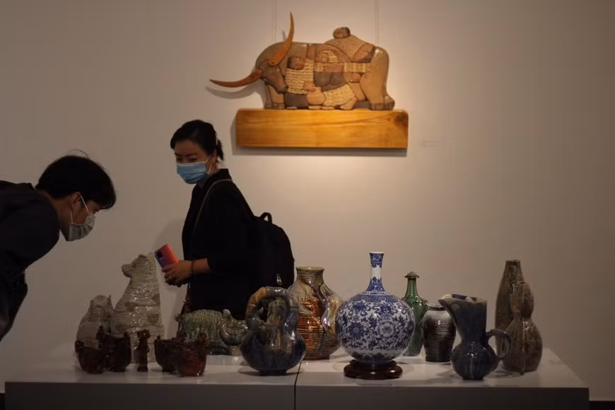 2021年越南艺术陶瓷展上展示的作品涉及艺术陶瓷和应用陶瓷（除了展外可用于不同目的），深刻影响着观众的视觉感受。文化体育旅游部副部长谢光东在该展开幕式上发表讲话时强调，近期，新冠肺炎疫情已影响到社会生活非方面，特别是全国各项文化艺术活动。在当天困难有缓解，各项活动逐渐恢复并适应“新常态”的情况下，2021年越南艺术陶瓷展的举办标志着各项文化艺术活动逐渐恢复，有助于丰富首都乃至全国艺术爱好者的精神生活。图自Vietnam+