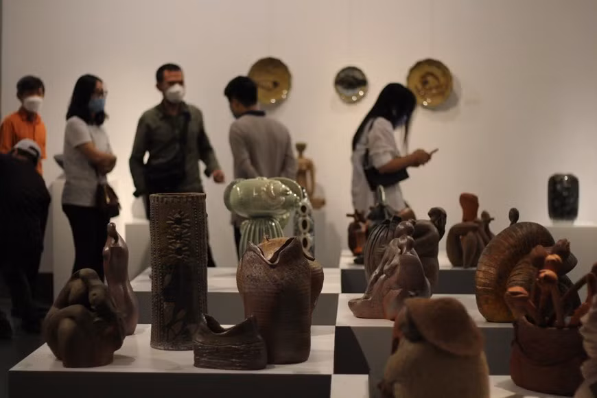 2021年越南艺术陶瓷展是一个专题展，旨在促进在当代生活中的陶瓷艺术发展。该展由越南文化体育旅游部美术、摄影和展览局20晚在河内美术博物馆举行。文化体育旅游部副部长、越南艺术陶瓷展指导委员会主任谢光东出席展览会开幕式。该展已向参观者推介众多独特、精美的陶瓷作品。尽管艺术陶瓷展在新常态下举行，但仍吸引众多观众前来参观，展现了全国各省市一人的创造力和美术价值。该展将于10月27日结束。 图自Vietnam+ 