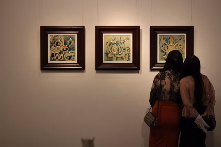 2021年越南艺术陶瓷展，向参观者推介众多独特、精美的陶瓷作品。展览会的特色空间就是艺术爱好者了解陶瓷质料和欣赏陶瓷作品造型中的丰富多样性。除了各画家、雕刻家材料丰富和新颖的艺术陶瓷作品外，展览会还展出各传统陶瓷村才华艺人的应用陶瓷作品。同装饰陶瓷作品一起展出的作品还有富有艺术设想、含有深刻人生哲理和社会内容、具有明显雕刻构筑的作品。 图自Vietnam+