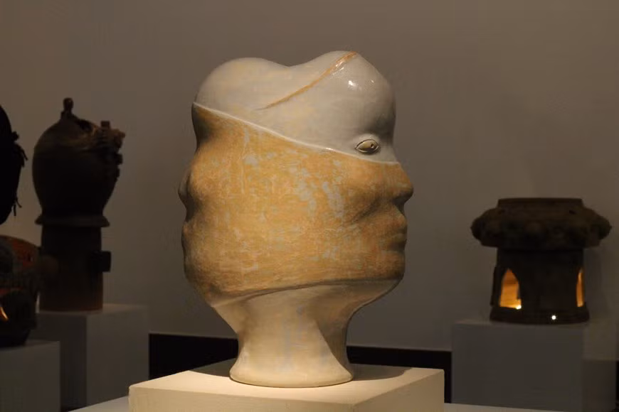 今年因疫情，各省市的许多作者不能赴河内参加该展，但该活动已充分体现全国陶瓷艺人创造力的结晶。许多作品的创作灵感来自新冠肺炎疫情对现代生活的影响。如，河内雕刻家阮克军的作品《新常态》已获同等奖。该作品是在2020年第一波新冠肺炎疫情来袭，人们因都带着口罩难以识别人脸时问世的。雕刻家阮克军介绍，“我作品的主要原料是高岭土和石珐琅彩。最重要的是如何在作品上寄托自己的构想，产品要简单，但仍富有浓缩的时代气息。” 图自Vietnam+