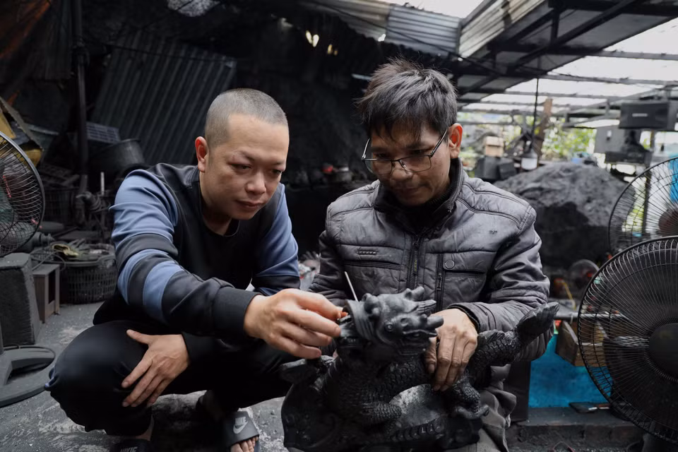 煤精雕刻是一种民间雕刻工艺品。因用煤精作雕刻材料而得名。图自越通社