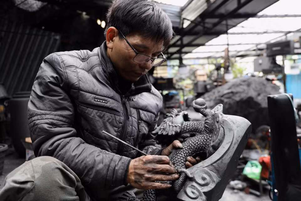 大多数用煤炭制作的工艺品都是手工制作的。图自越通社