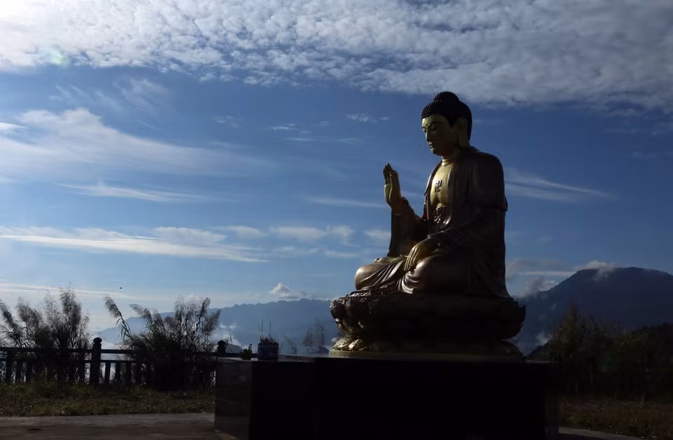 劳比冯峰是颇受当地居民喜爱的信仰旅游目的地。图自越通社