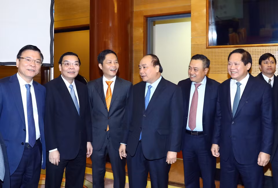 政府总理阮春福和工贸部代表交谈。越通社记者统一 摄