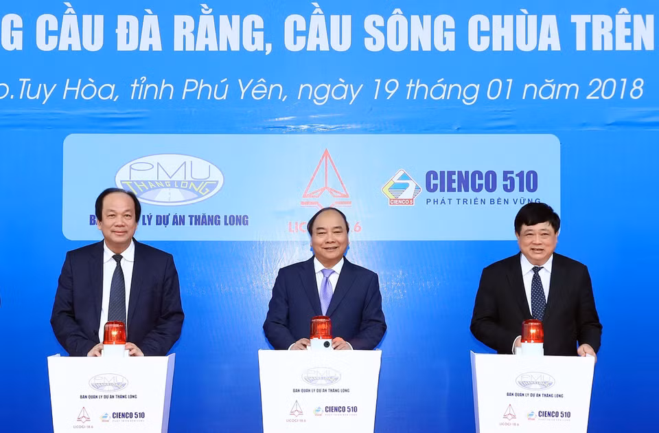  阮春福出席横跨寺江的沱朗（Đà Rằng)大桥开工仪式。越通社记者 统一 摄 