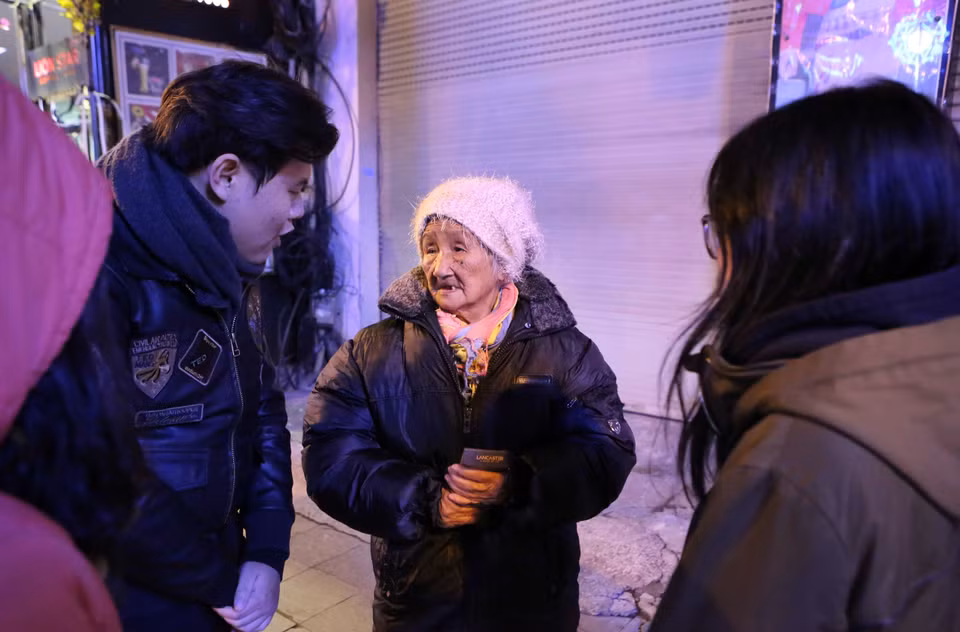 一群志愿者帮助无家可归者。越通社记者 仲达 摄