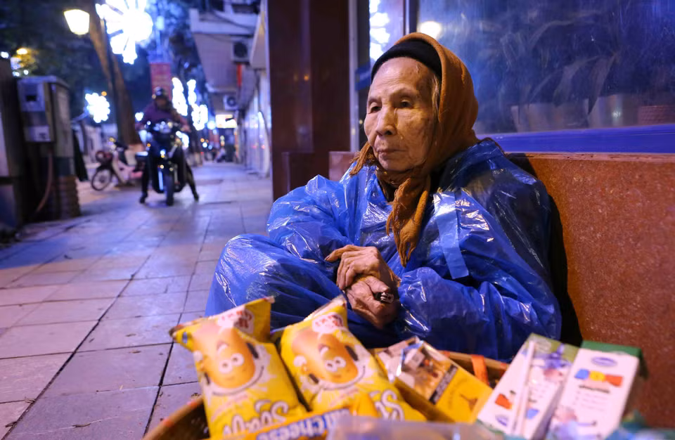 老太婆寒冷天气中仍在路边摆摊。越通社记者 仲达 摄