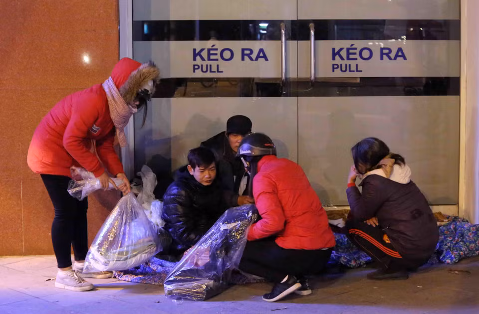 一群志愿者向一无家可归者提供御寒物品。越通社记者 仲达 摄