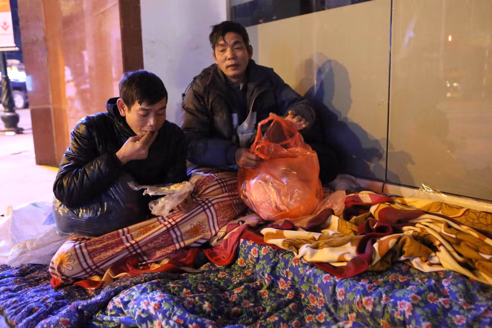 无家可归者准备在街上睡觉。越通社记者 仲达 摄
