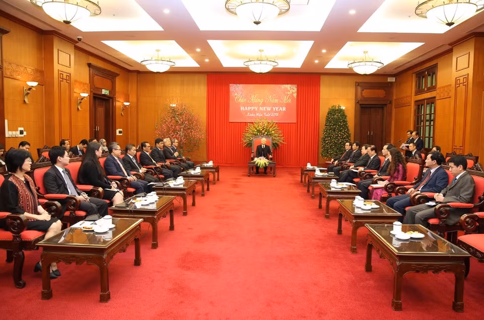 越共中央总书记阮富仲2月23日在党中央总部会见前来拜年的东盟9国驻越大使与代办。越通社记者 智勇 摄