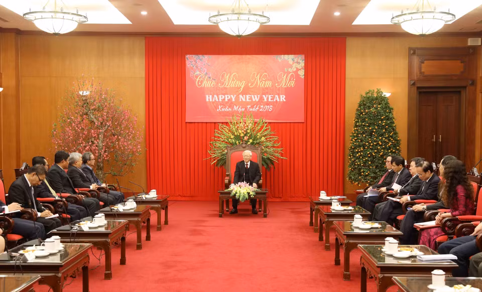 越共中央总书记阮富仲2月23日在党中央总部会见前来拜年的东盟9国驻越大使与代办。越通社记者 智勇 摄