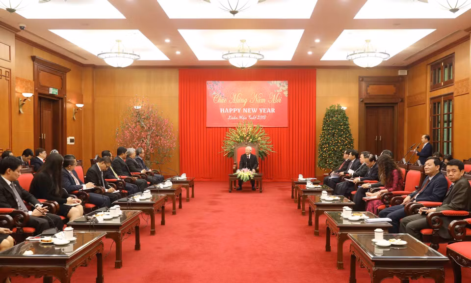 越共中央总书记阮富仲2月23日在党中央总部会见前来拜年的东盟9国驻越大使与代办。越通社记者 智勇 摄