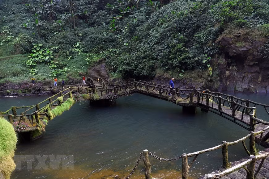 该瀑布已升格为大规模的旅游区。图片来源：越通社