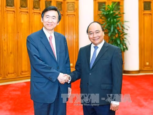 越南政府总理阮春福与韩国外交部长尹炳世（左）。