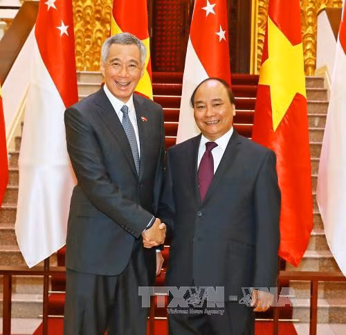 越南政府总理阮春福（右）与新加坡总理李显龙。（图片来源：越通社）
