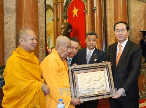 越南国家主席陈大光向旅居泰国越南佛教代表团赠送礼物。（图片来源：越通社）