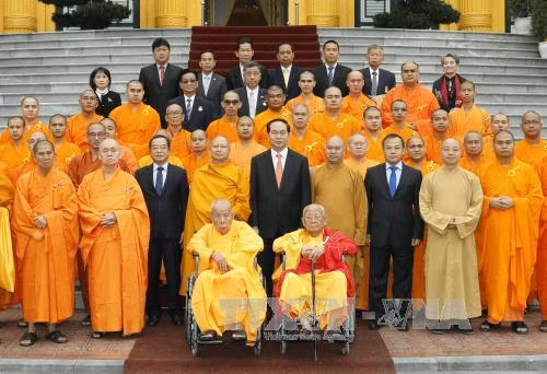 越南国家主席陈大光与各位代表合影。（图片来源：越通社）