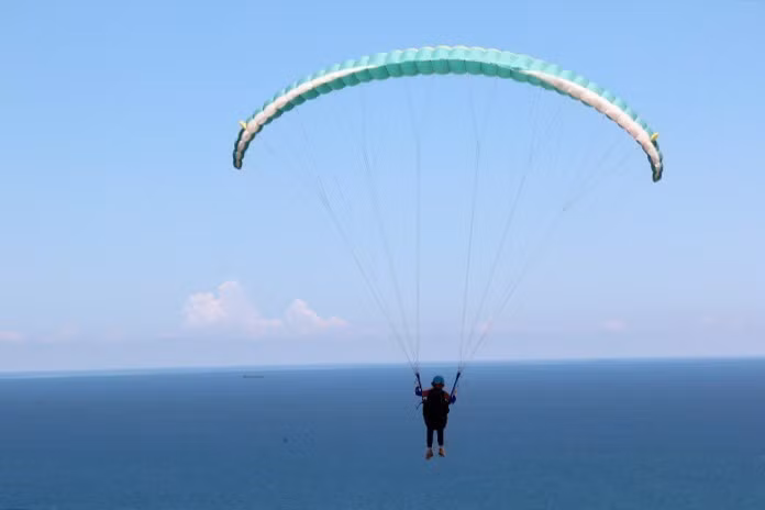 滑翔伞飞行者不仅可从高空观赏自然美景， 而且还满足自己的探险的兴趣。图自越通社