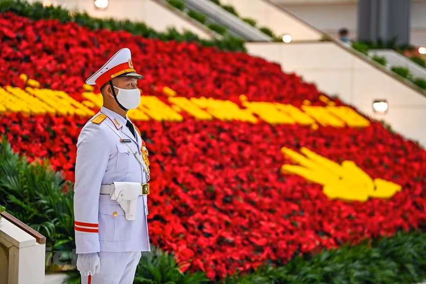 国家会议中心挂满着党旗、国旗和标语，喜迎越共十三大。欢乐的气氛充分反映了国内各阶层人们对党和国家这一重大事件的关注与期望。由于受新冠肺炎疫情的影响，大会的组织服务工作也得到了精心安排，确保新冠肺炎疫情防控工作。图自Vietnam+