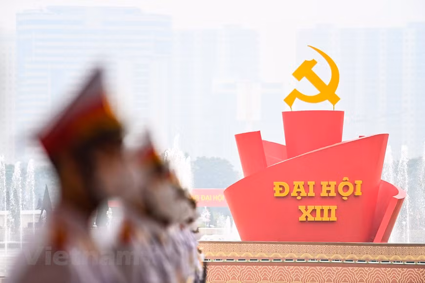 越共十三大将于2021年1月25日至2021年2月2日在世界和地区形势复杂多变的背景下召开。这是越南党和国家发展事业上的一个重要里程碑，有助于制定未来发展方向，带领国家进入发展新阶段。截至目前，越共十三大筹备工作基本就绪，为喜迎全党、全民的重大政治事件营造浓厚氛围。图自Vietnam+