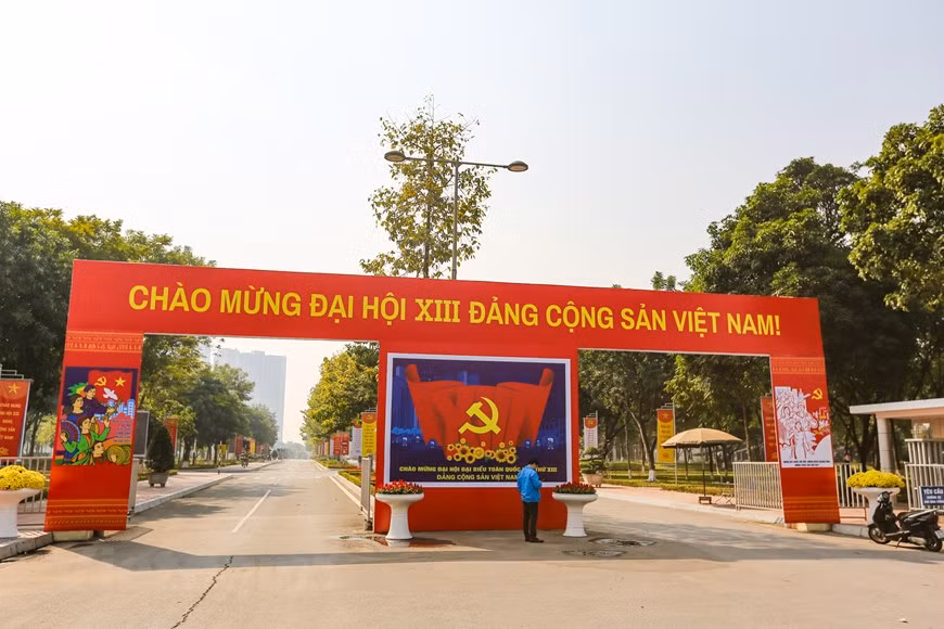 由于受新冠肺炎疫情的影响，大会的组织服务工作也得到了精心安排，确保新冠肺炎疫情防控工作。此外，大会组织服务小组特别关注代表保健工作，指导制定详细、具体的保健方案，确保与会代表和特邀代表的健康安全。国家会议中心大门以红色和黄色为主，鲜艳的色彩散发浓郁的气息。图自Vietnam+
