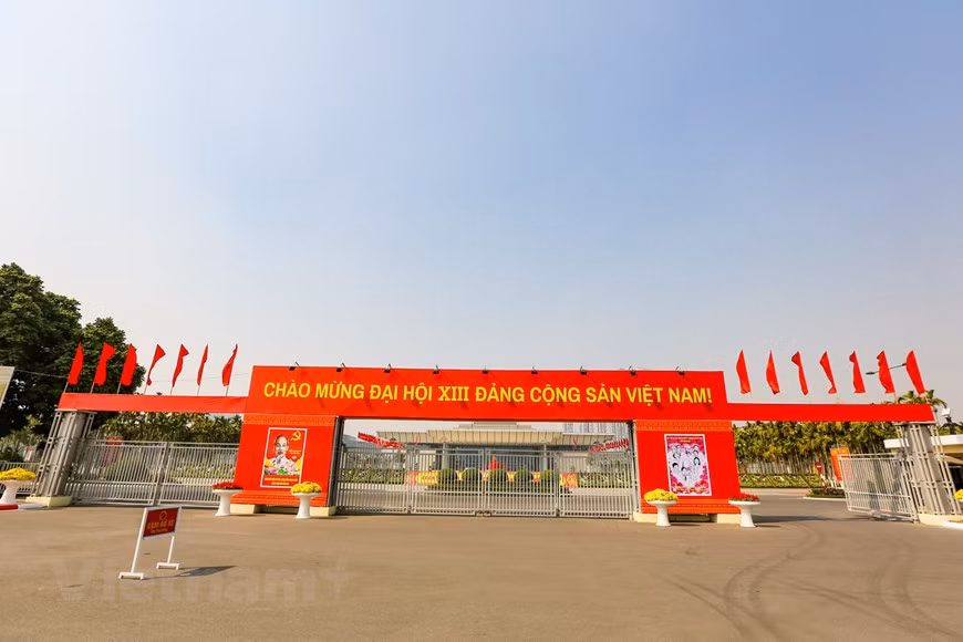 1月21日，国家会议中心的各项准备工作已就绪，随时为越共十三大的开幕式提供服务。国家会议中心及通往会议中心的各条街道都挂满着党旗、国旗、彩旗和宣传标语，喜迎越共十三大的气氛日益浓郁。欢乐的氛围反映了国内各阶层人们对党和国家这一重大事件的关注与期望。图自Vietnam+