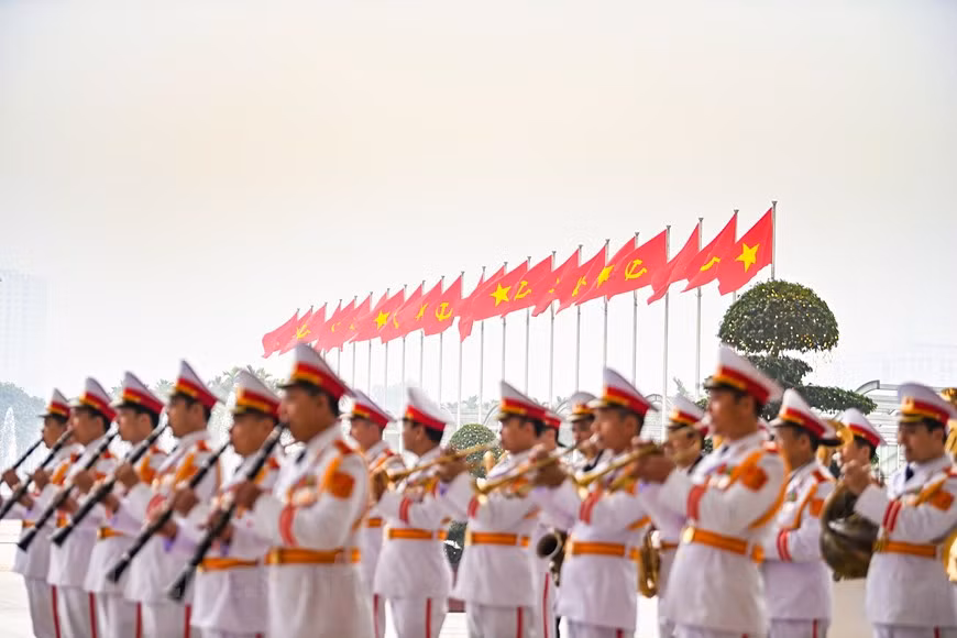 越南共产党第十三次全国代表大会（越共十三大）将于1月26日在首都河内国家会议中心隆重开幕。代表全国500万余名党员的1587名代表与会。截至目前，越共十三大筹备工作基本就绪，为喜迎全党、全民的重大政治事件营造浓厚氛围。图自Vietnam+