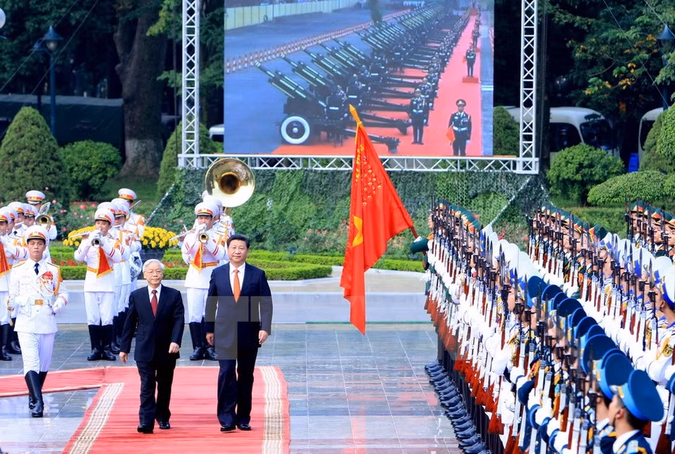 11月5日下午，阮富仲总书记和夫人在主席府广场按照国家元首最高规格举行隆重仪式，欢迎中共中央总书记、国家主席习近平到访。（图片来源：越通社）
