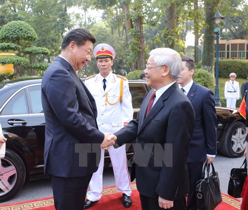阮富仲总书记在主席府迎接中共中央总书记、国家主席习近平。（图片来源：越通社）
